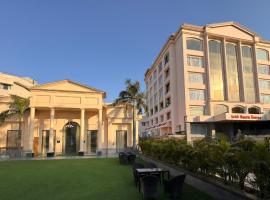 Hotel Swarn Towers，位于巴雷利的酒店