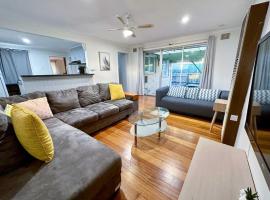 Large Peaceful 4 Bedroom Home，位于南万提那的酒店