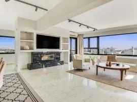 Phaedrus Living: Luxury City Center Penthouse