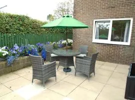 Ty'r Ardd - An immaculate 2 bedroom bungalow close to the beach