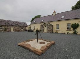 Old Scragg Farm Cottage in the Irish Countryside，位于Knocklong的酒店