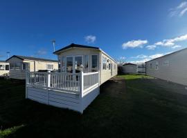 Lovely Caravan With Decking At Cherry Tree Holiday Park In Norfolk Ref 70528c，位于大雅茅斯的酒店