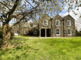 A stunning country house with beautiful gardens in rural Pembrokeshire yet close to coast - sleeping 9 guests，位于彭布罗克郡的乡间豪华旅馆