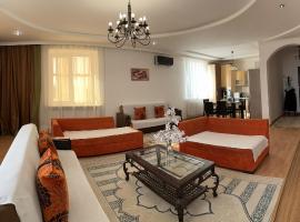 Уютная и просторная 3х комнатная в ЦЕНТРЕ，位于乌拉尔斯克的度假短租房