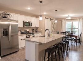 Brand New 3 Bedroom!，位于Loves Park的酒店