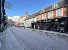 Villare Hitchin Town Centre，位于希钦Oughtonhead Nature Reserve附近的酒店