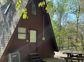 A-Frame Cabin #4 on Patoka Lake in Southern Indiana，位于Mitchell的酒店