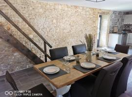 Gîte familial à charras ( 3 étoiles )，位于Charras的酒店