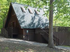 A-Frame Cabin #5 with Hot Tub on Patoka Lake in Southern Indiana，位于Paoli的酒店
