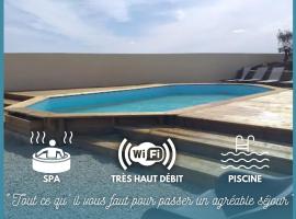 La Bâtisse du Dolmen Clara, Spa et piscine，位于Plounévez-Lochrist的酒店
