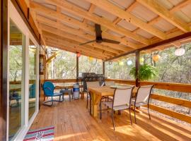 Cabin with Deck and Fire Pit 2 Mi to Holden Beach!，位于Supply的带停车场的酒店