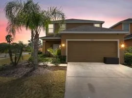 Amazing 5 bedrooms and 3 baths 7 miles from Disney