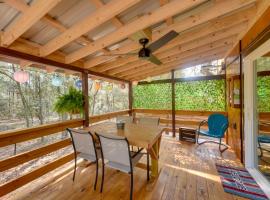 Bright Cabin with Fire Pit - 2 Mi to Holden Beach!，位于Supply的酒店