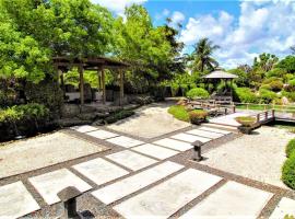 Exotic Sukiya Tiny House Japanese Balinese Gardens，位于霍姆斯泰德的小屋