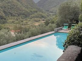 Medieval Mountain Oasis with a Private Garden and incredible mountain view，位于Castelbianco的山林小屋