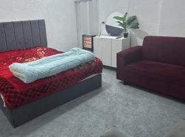 Furnished studio with private entrance，位于伊尔比德的酒店
