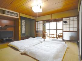 AKARIYA別館 ~横山邸~，位于唐津的酒店