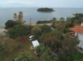 All You Need Caravan at Sithonia, Halkidiki，位于新马尔马拉斯的露营地