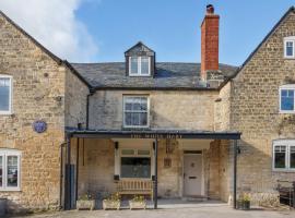 A handsome large 9 bedroom 17th Century village house moments from The Cotswold Way offering modern luxury in a peaceful location，位于Frocester的酒店