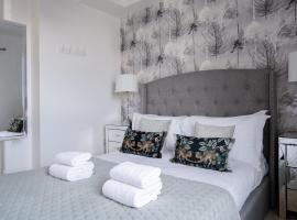 Luxury one bed Apartment，位于RAF布里兹诺顿机场 - BZZ附近的酒店