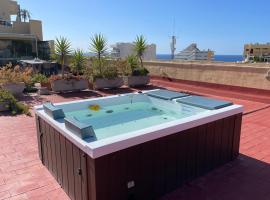 550 m2 Ocean Breeze, private Terrace & Jacuzzi by the sea，位于贝纳尔马德纳的宠物友好酒店