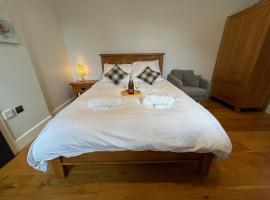 NEW King Bed Romantic Cabin - Must See Landscapes，位于索尔兹伯里的住宿加早餐旅馆