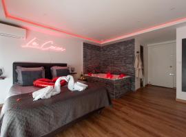 LE COCON- Jacuzzi & Sauna privés By SweetDreams，位于勒卡内的低价酒店