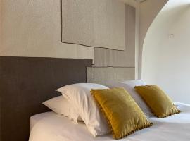 In Provence Hôtel - Expérience Atypique，位于沃内勒的酒店