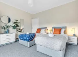 Inspira Stays - Stylish Modern 2 Bedroom House - Free Parking - Wifi & Smart TV - 7 Mins from M1