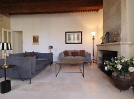 Uzès Place aux Herbes Elégance Renaissance，位于于泽斯的酒店