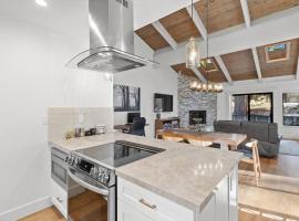 Fun & Air Conditioned Lake Tahoe 3 BR/2.5 BA Home，位于斜坡村的带泳池的酒店
