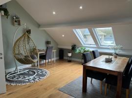 Peaceful home close to Airport with parking，位于斯滕奥克尔泽尔的酒店