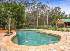 Woodland Acreage - Heated Pool - Ponies -Soccer Field，位于Yarramalong的酒店