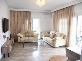 City Center Luxury Spacious apt A&M，位于罗德镇的酒店
