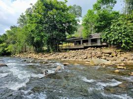 Rugading Riverside Villa near Kota Kinabalu.，位于Kampong Rugarding的乡村别墅