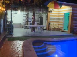 Cozy room with outdoor swimming pool，位于奥隆阿波的乡村别墅