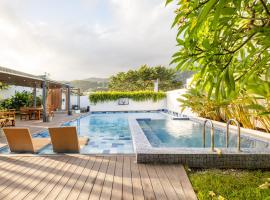 Tirta Spring Villa with Hotspring Pool，位于洛斯巴尼奥斯的带泳池的酒店