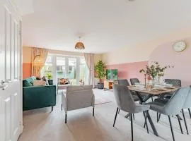 Stylish & Spacious 3bed Home with Fast Wifi & Private Parking