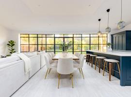 Luxury large house in London on 3 floors with beautiful large Kitchen/dining area (featured in magazines)，位于锡德卡普的酒店