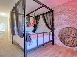 love room avec spa et piscine vu panoramique，位于索列图卡的旅馆