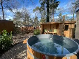 Forest Finest, luxe chalet met HOT TUB mooie overkapping en prachtige tuin met veel privacy