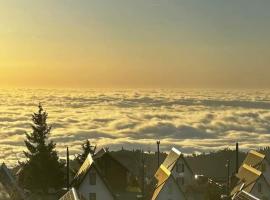 Chal&eacute; Zimbro, Serra da Estrela, Penhas da Sa&uacute;de，位于佩尼亚什达绍迪的木屋