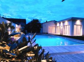 Maison des Oliviers - climatisée - piscine - proche Île de Ré - La Rochelle，位于LʼHoumeau的酒店