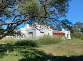 Pampa Cottage，位于Colonia Bar&oacute;n的带泳池的酒店