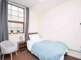 3 bed apartment, centre of Rochdale，位于罗奇代尔的酒店
