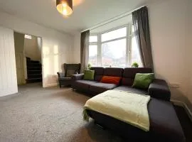 Cosy 4-Bed House in Manchester