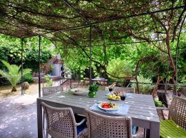 Villa Franca - with private garden, near beach，位于维斯的酒店
