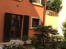 隐藏的角落公寓，位于维罗纳Piazzale Castel San Pietro附近的酒店