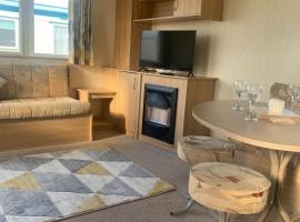 A14 is a 3 bedroom caravan on Whitehouse Leisure park with large decking，位于阿贝尔格莱的酒店