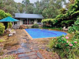 A Lovely Pool House in Forest，位于Wonga Park的酒店